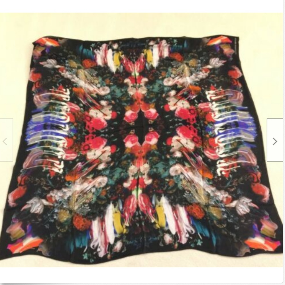 ALEXANDER MCQUEEN Shawl Square Scarf Made in ITALY 100% pure SILK Floral NEW